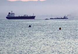 Un estudio urge a realizar un inventario de emisiones en el Estrecho por el transporte marítimo