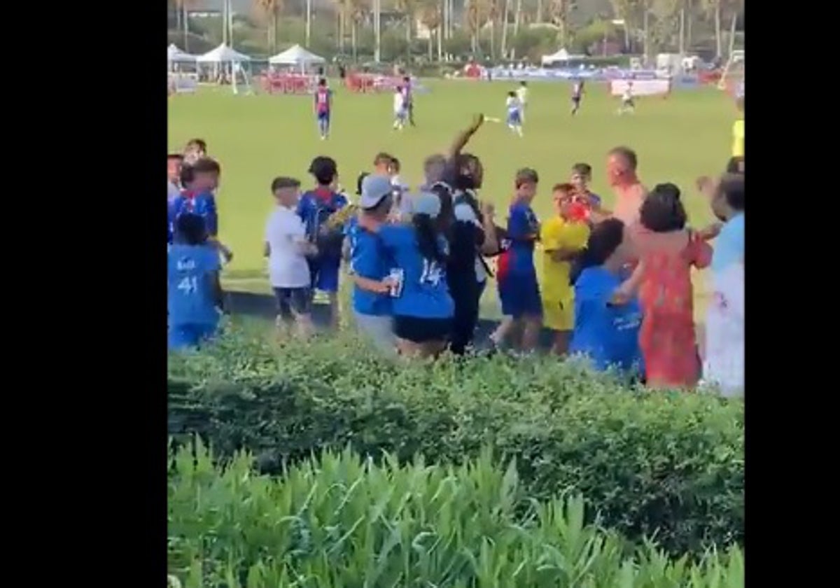 Pelea entre padres en un partido de fútbol base en Sotogrande