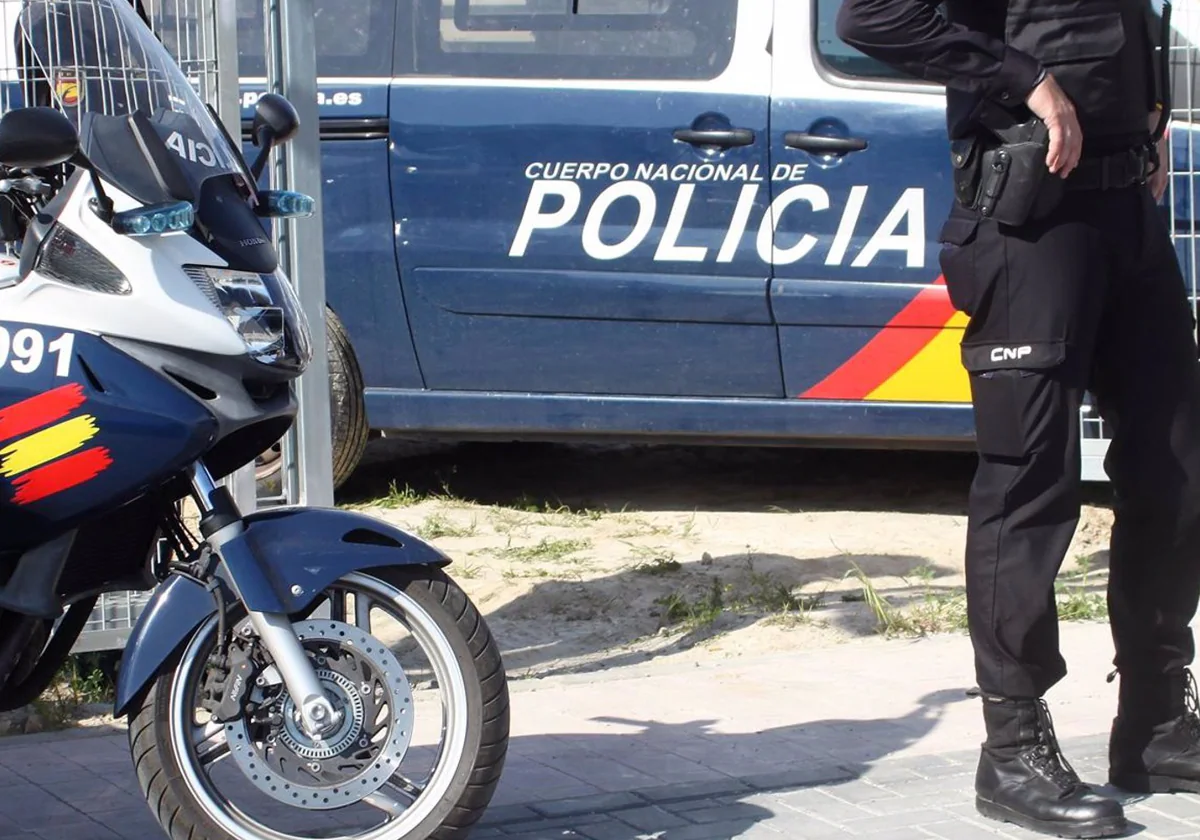 Agentes de Policía asisten a un anciano que sufría un ictus en Jerez