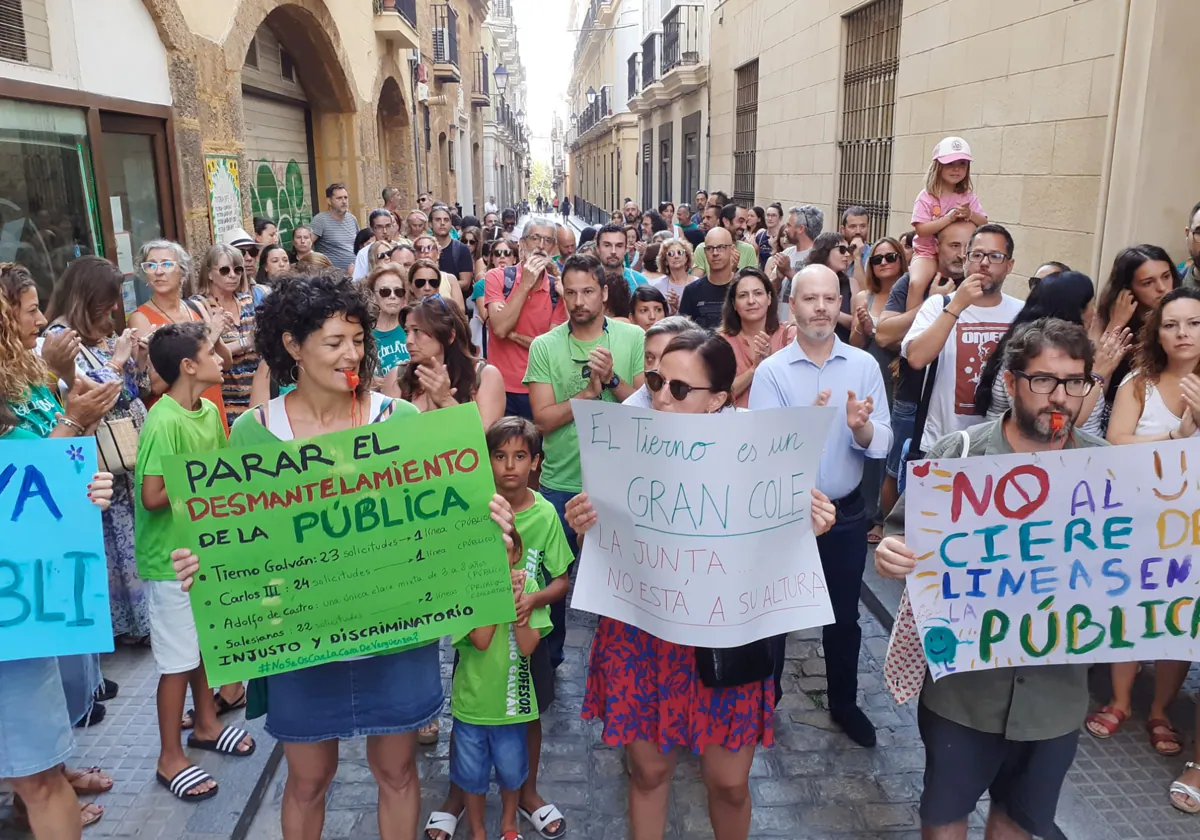 Un grupo de familias, en la protesta frente a la Delegación de Educación de Cádiz.