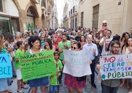 Las familias salen a la calle para protestar contra el cierre de unidades en tres colegios de Cádiz