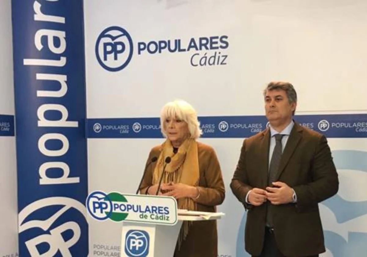 La diputada nacional Teófila Martínez, junto al portavoz en Cádiz, Ignacio Romaní, en la rueda de prensa.