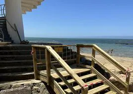 Un sencillo apaño en la escalera de caracol  permite el acceso a la playa Victoria después de años sin solución