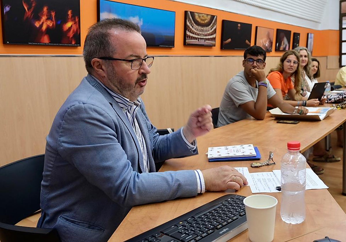Conferencia 'Desnudos en escena' impartida por el Prof. Dr. Javier Huerta Calvo