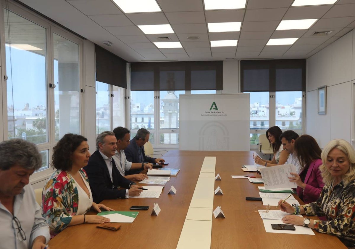 Reunión sobre vivienda en la delegación de la Junta de Andalucía en Cádiz