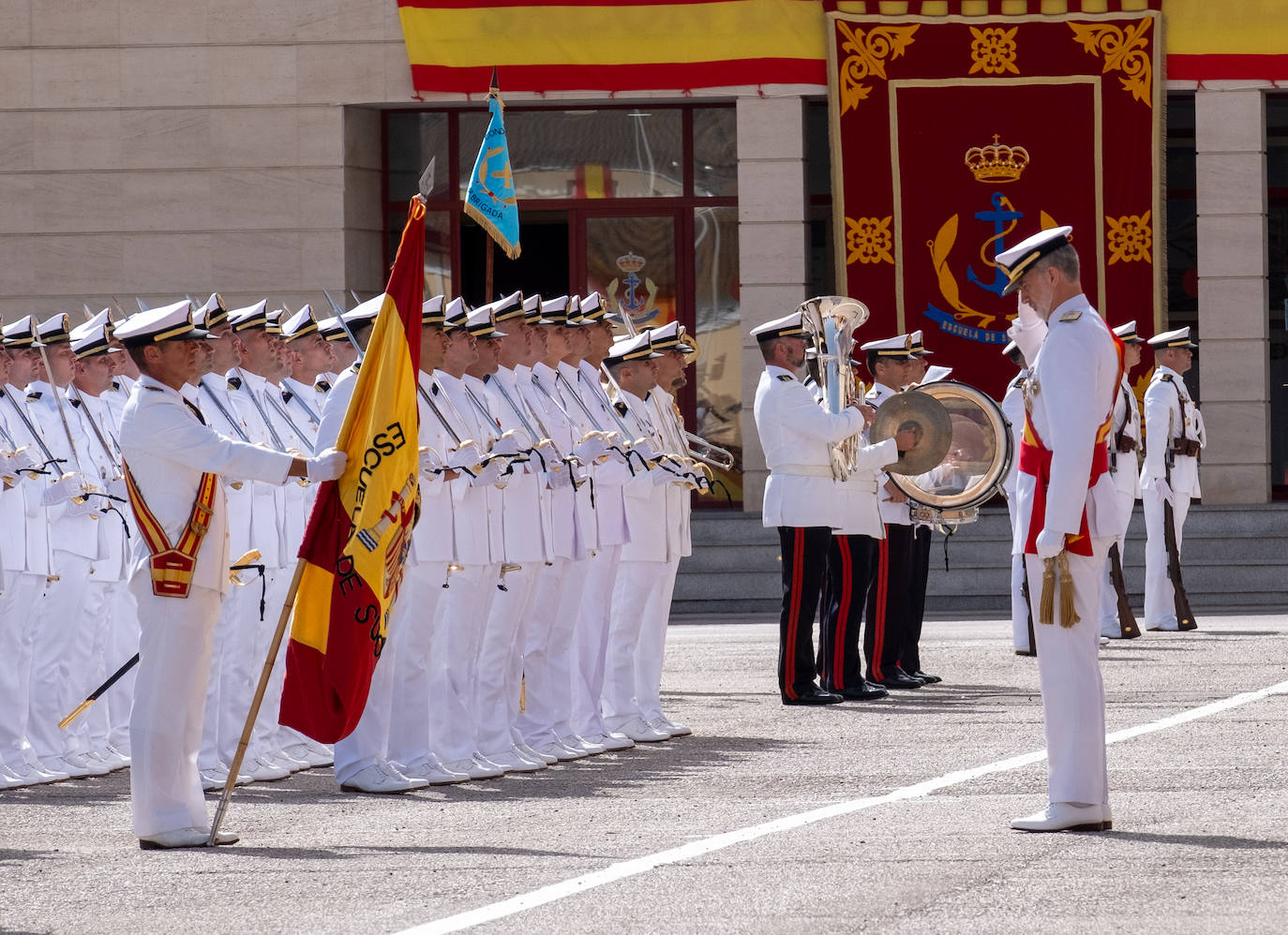 Felipe VI entrega los Reales Despachos de empleo en San Fernando