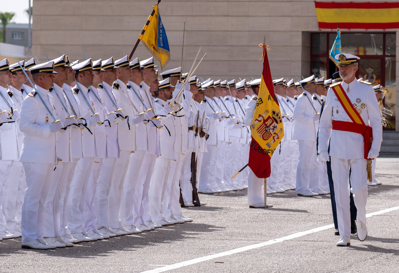 Felipe VI entrega los Reales Despachos de empleo en San Fernando