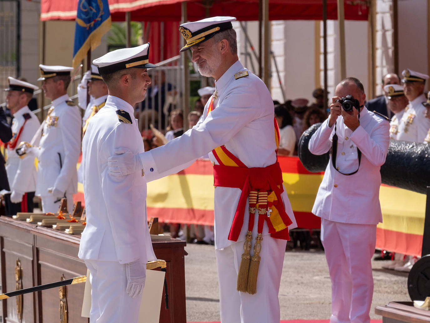Felipe VI entrega los Reales Despachos de empleo en San Fernando