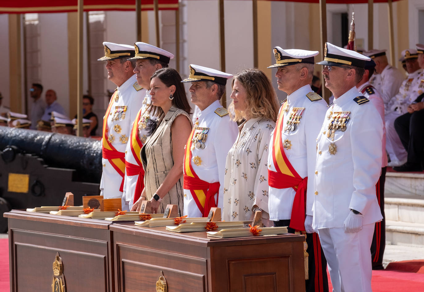 Felipe VI entrega los Reales Despachos de empleo en San Fernando