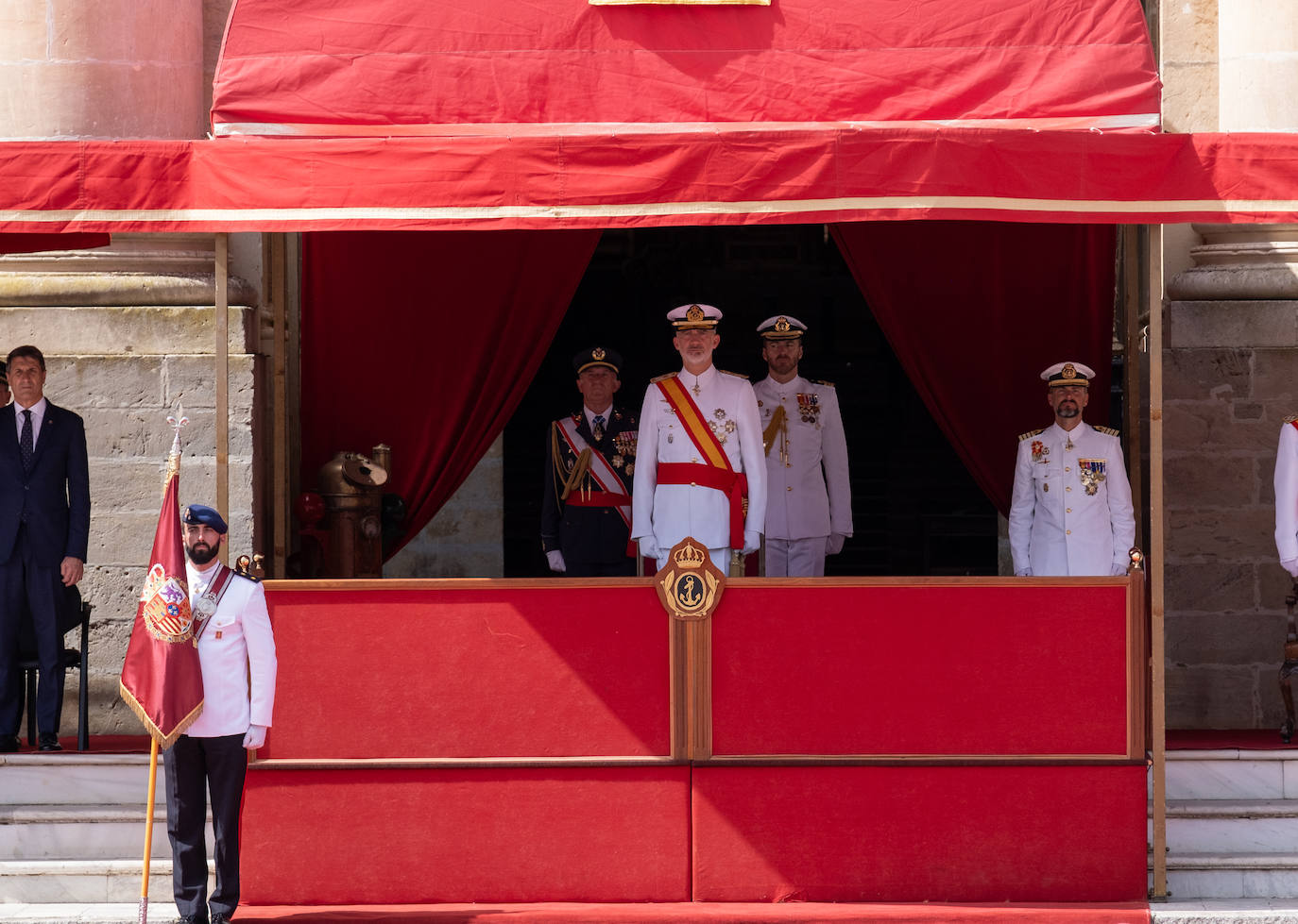 Felipe VI entrega los Reales Despachos de empleo en San Fernando