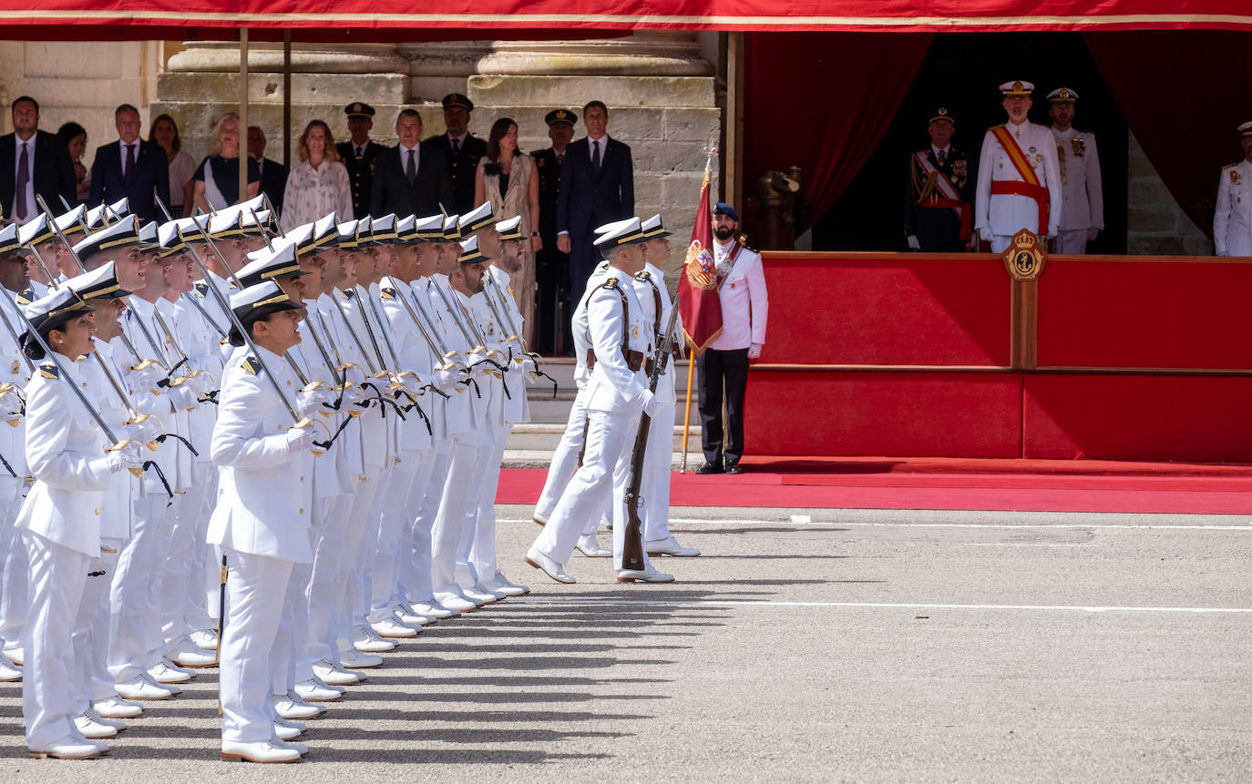 Felipe VI entrega los Reales Despachos de empleo en San Fernando