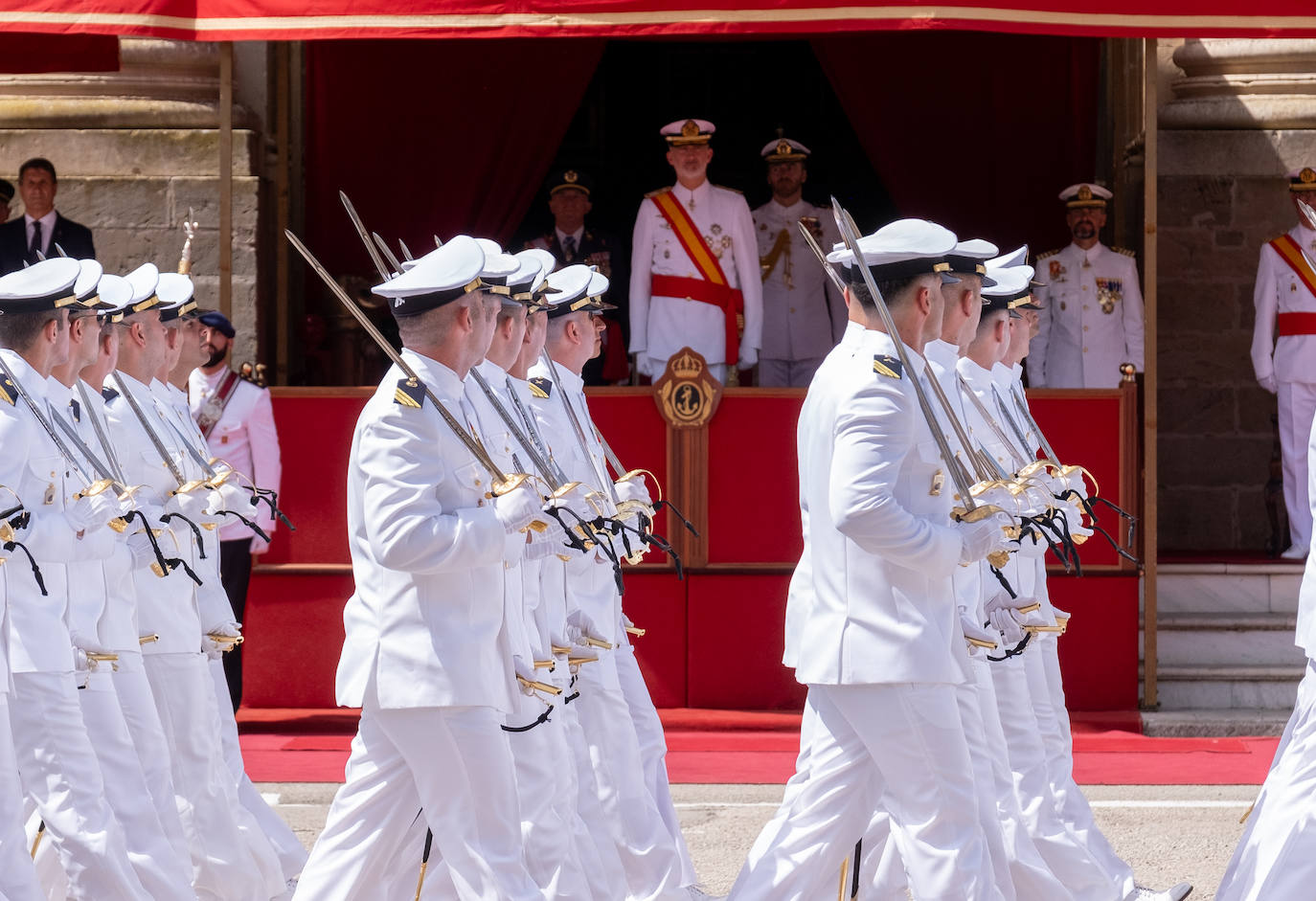 Felipe VI entrega los Reales Despachos de empleo en San Fernando