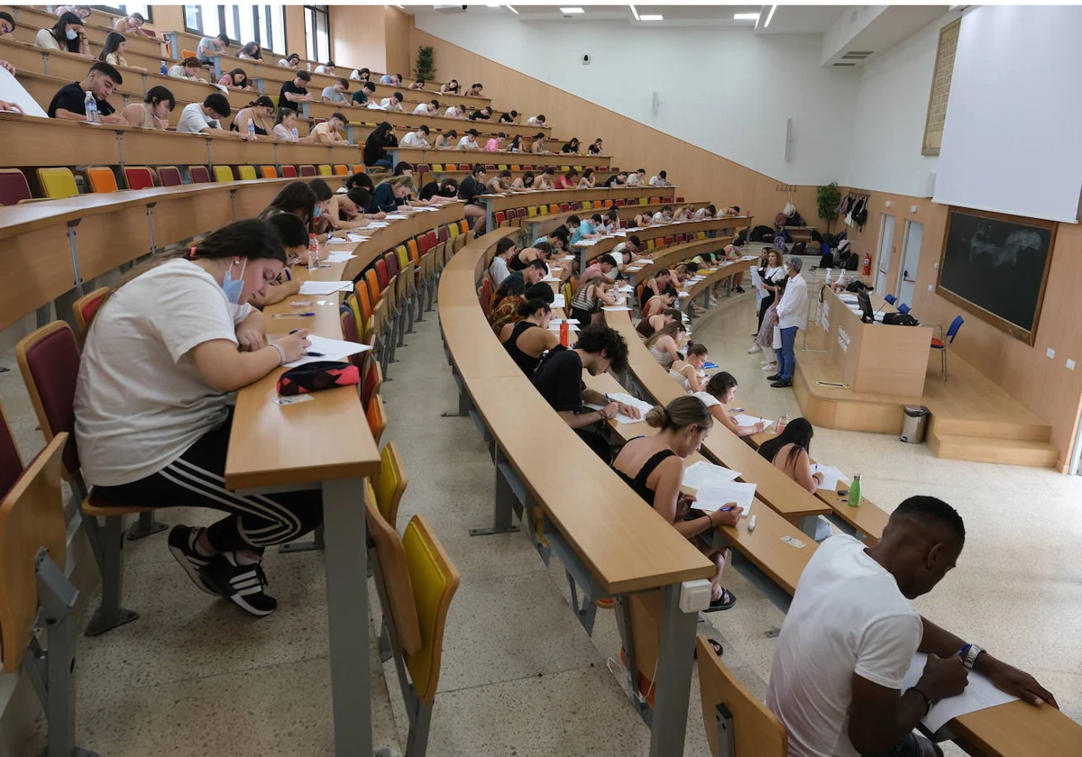 Los alumnos se enfrentan a las pruebas de Selectividad en la Universidad de Cádiz.