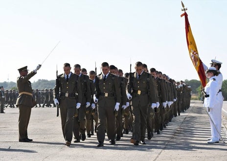 Imagen secundaria 1 - Casi un millar de nuevos soldados juran ante la Bandera de España en el Centro de Formación de Tropa Nº 2 de Camposoto