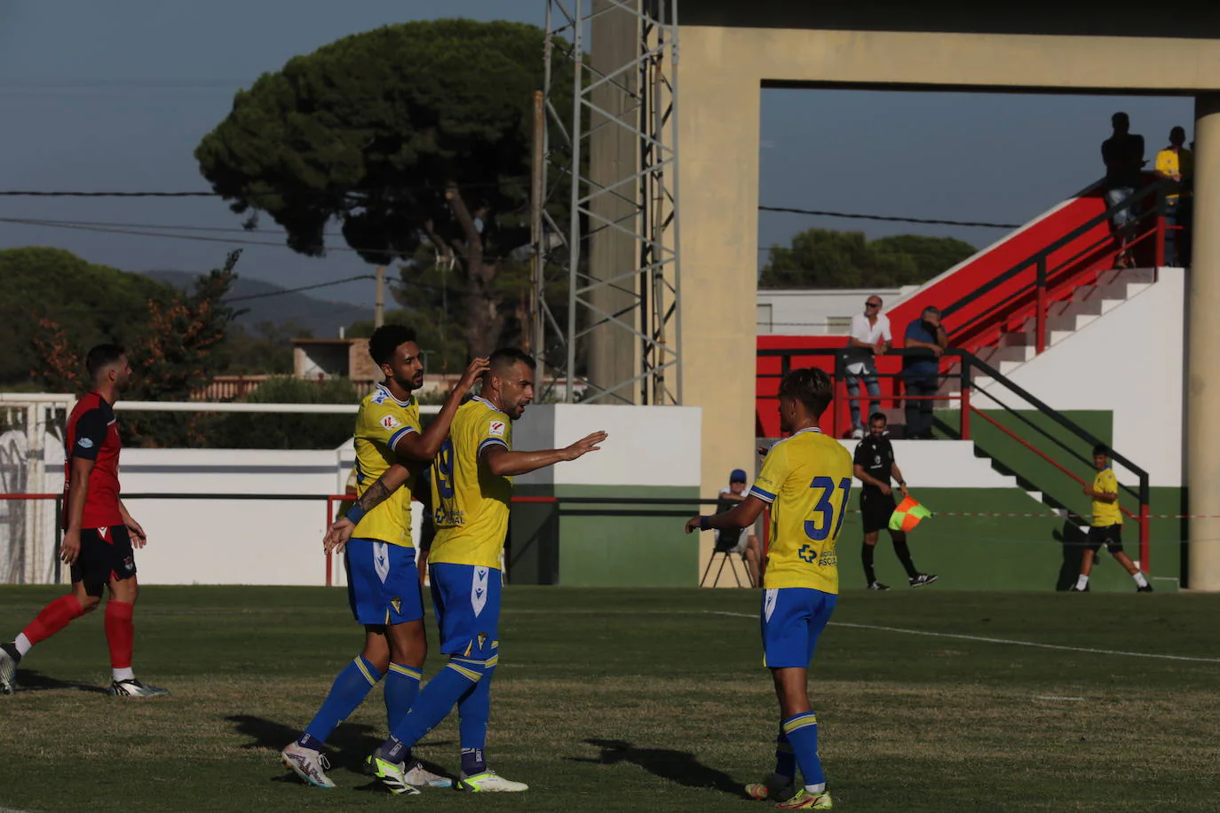 Fotos: El Cádiz CF juega su primer amistoso en Benalup ante el Barbate