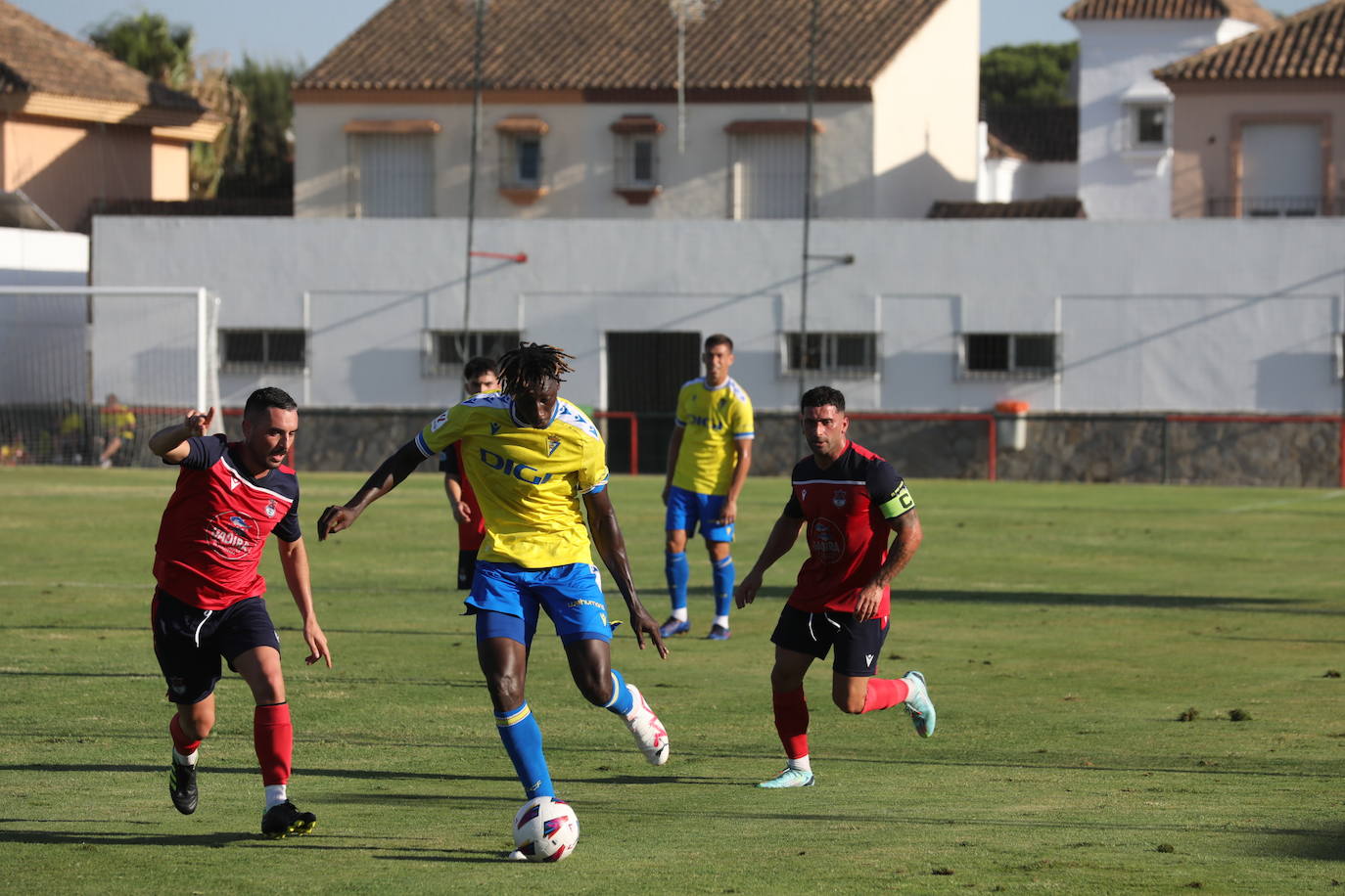 Fotos: El Cádiz CF juega su primer amistoso en Benalup ante el Barbate