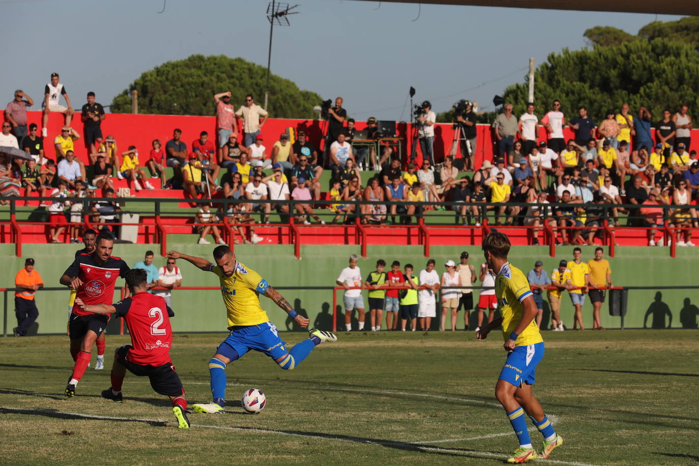 Fotos: El Cádiz CF juega su primer amistoso en Benalup ante el Barbate