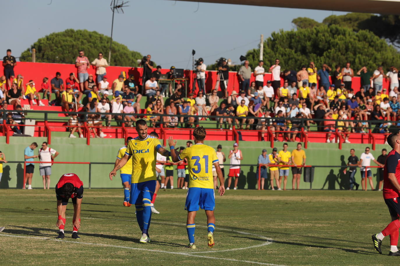 Fotos: El Cádiz CF juega su primer amistoso en Benalup ante el Barbate