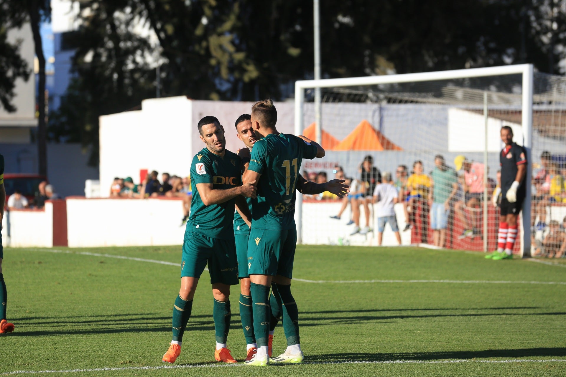 Fotos: El Cádiz golea al Chiclana (1-9)