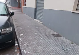 Un hombre se atrinchera en su casa de Chiclana y arroja cristales a la calle