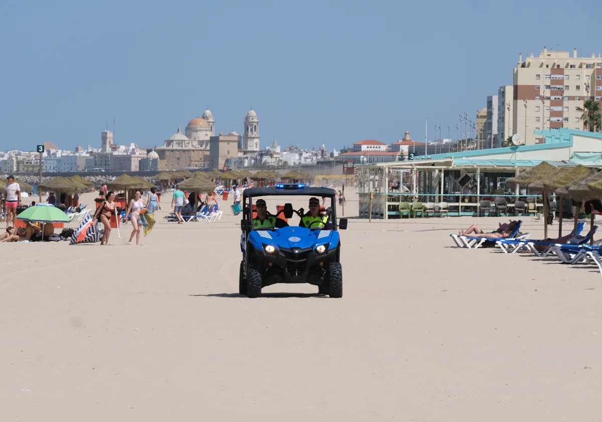 La Policía Local ha vuelto a patrullar las playas en Cádiz.