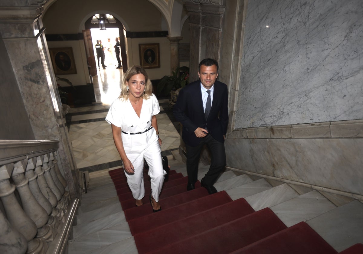 Bruno García, junto a la presidenta de Diputación, Almudena Martínez, en el Ayuntamiento de Cádiz.