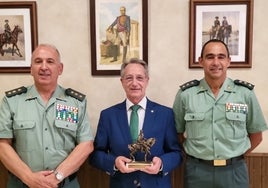 La Guardia Civil de Cádiz homenajea a Antonio Sancho, jefe de Protocolo de la Diputación de Cádiz