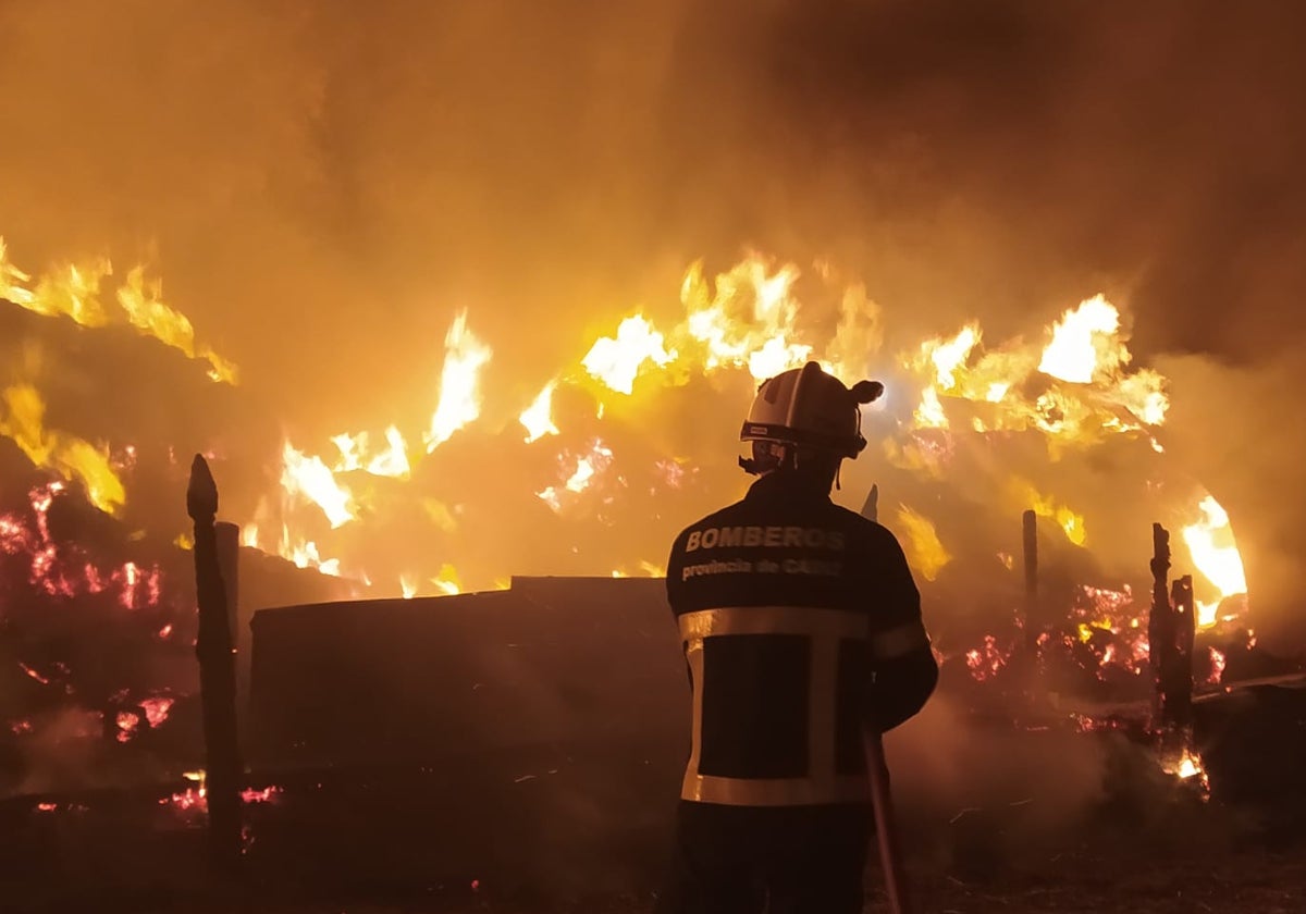 Un bombero interviene en el incendio de alpaca de Puerto Real.