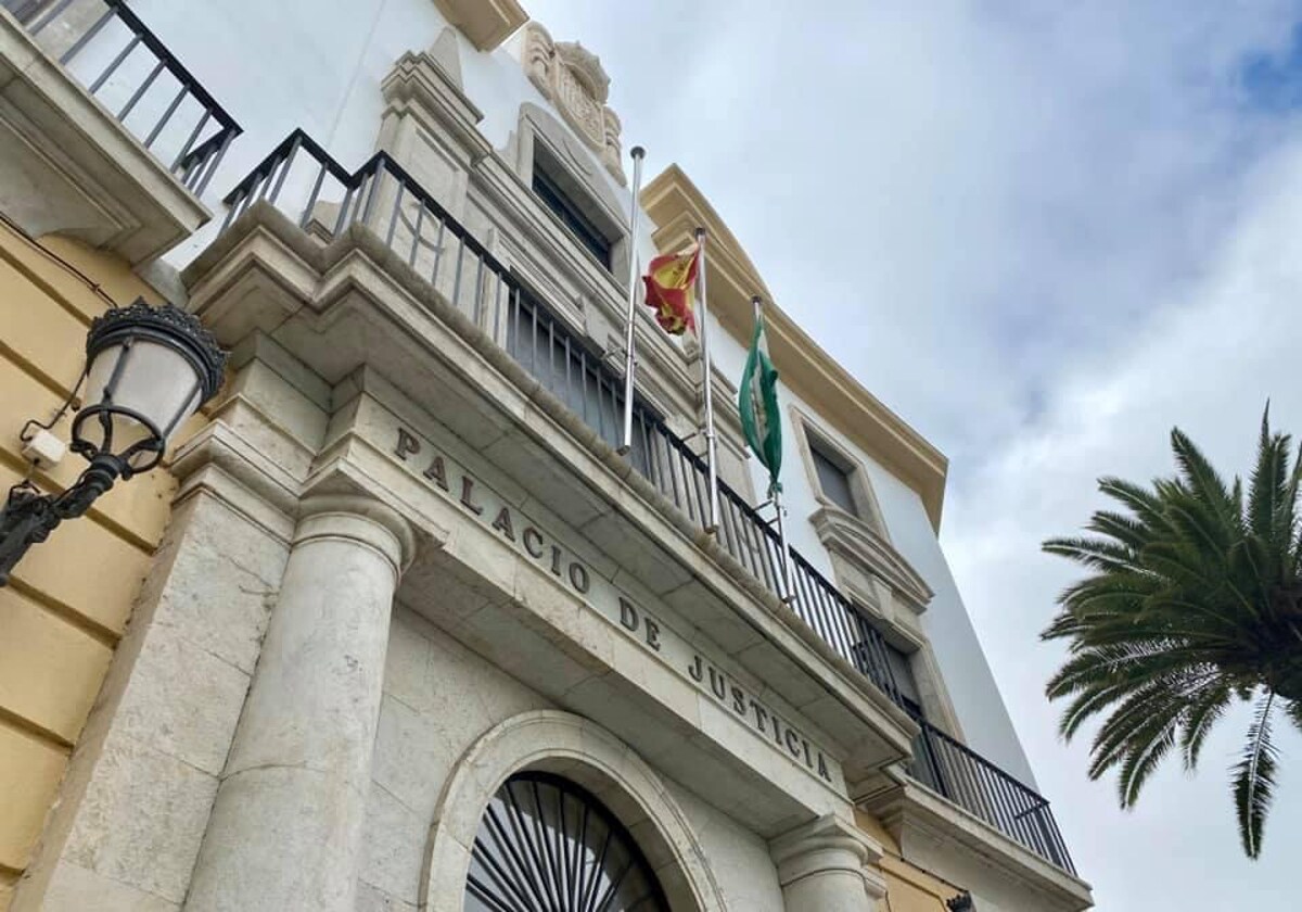 Fachada del edificio de la Audiencia Provincial de Cádiz.