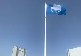 Izada la bandera azul del puerto deportivo de Sancti Petri en Chiclana