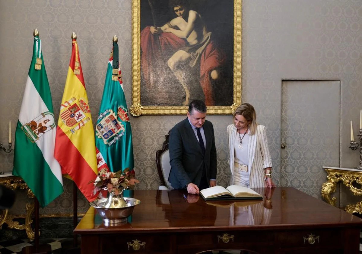 Antonio Sanz, junto a Almudena Martínez en su visita a la Diputación.