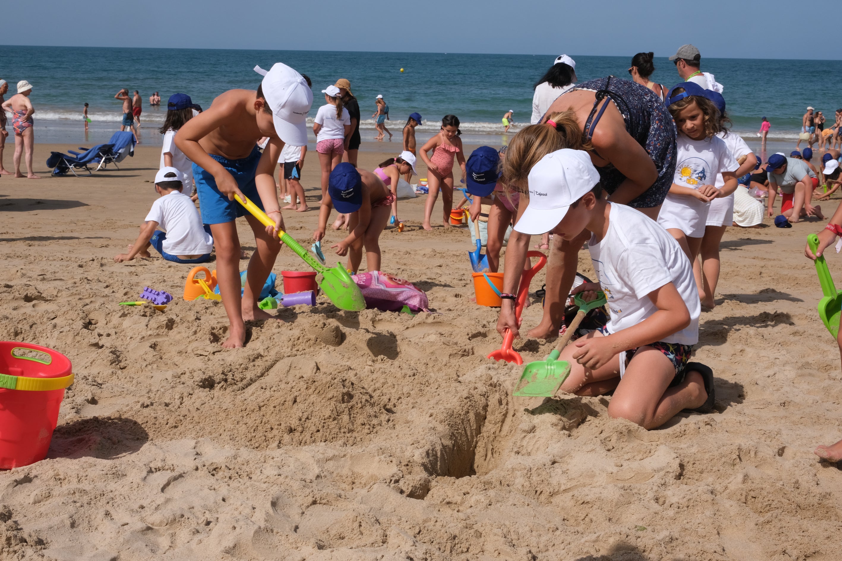 Fotos: La Playa de la Victoria acoge un concurso de castillos de arena