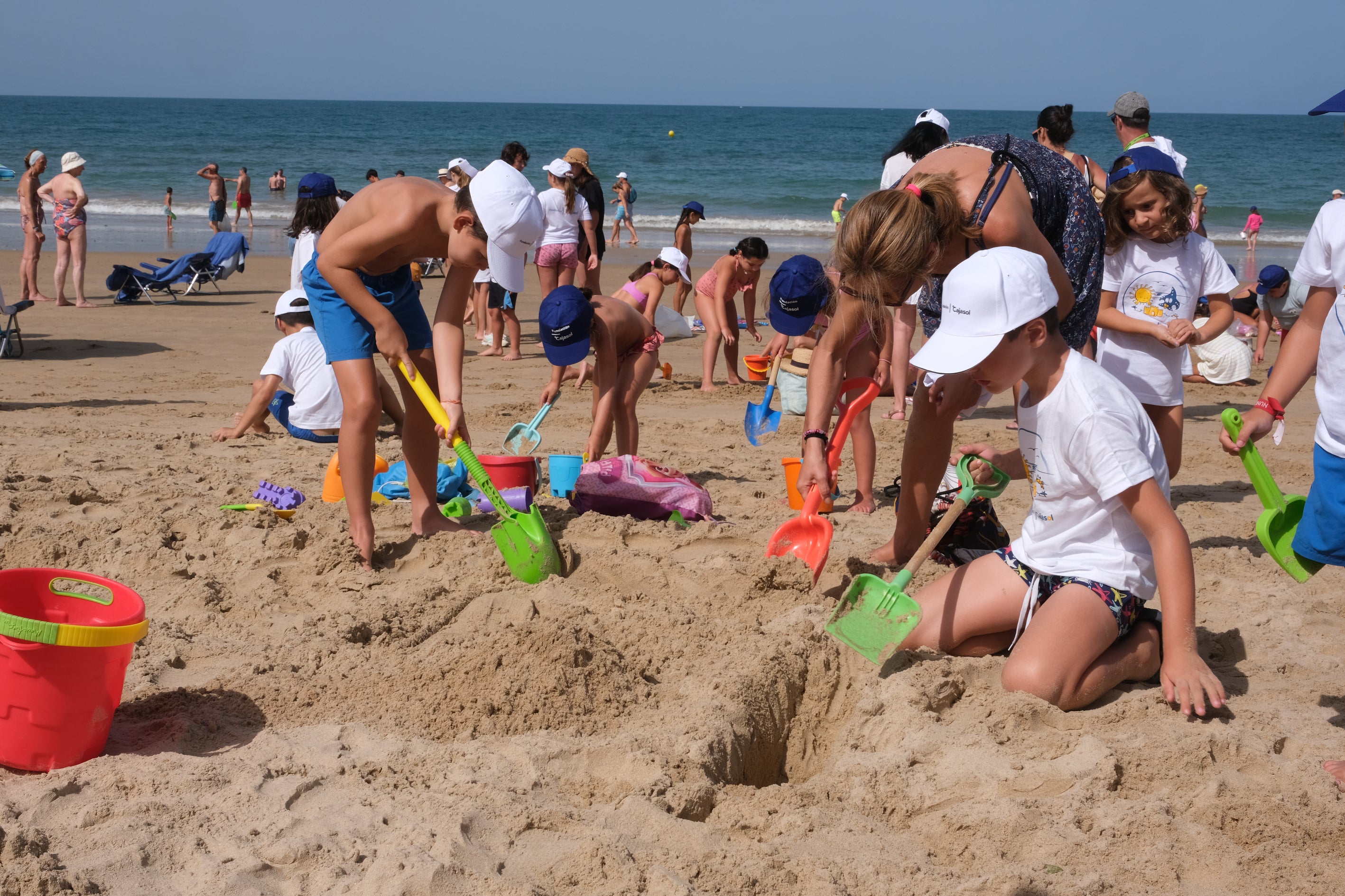 Fotos: La Playa de la Victoria acoge un concurso de castillos de arena