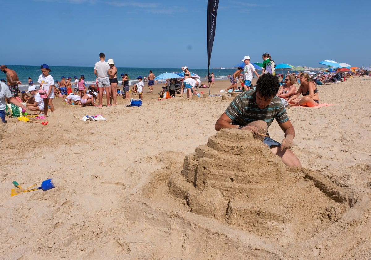 Fotos: La Playa de la Victoria acoge un concurso de castillos de arena