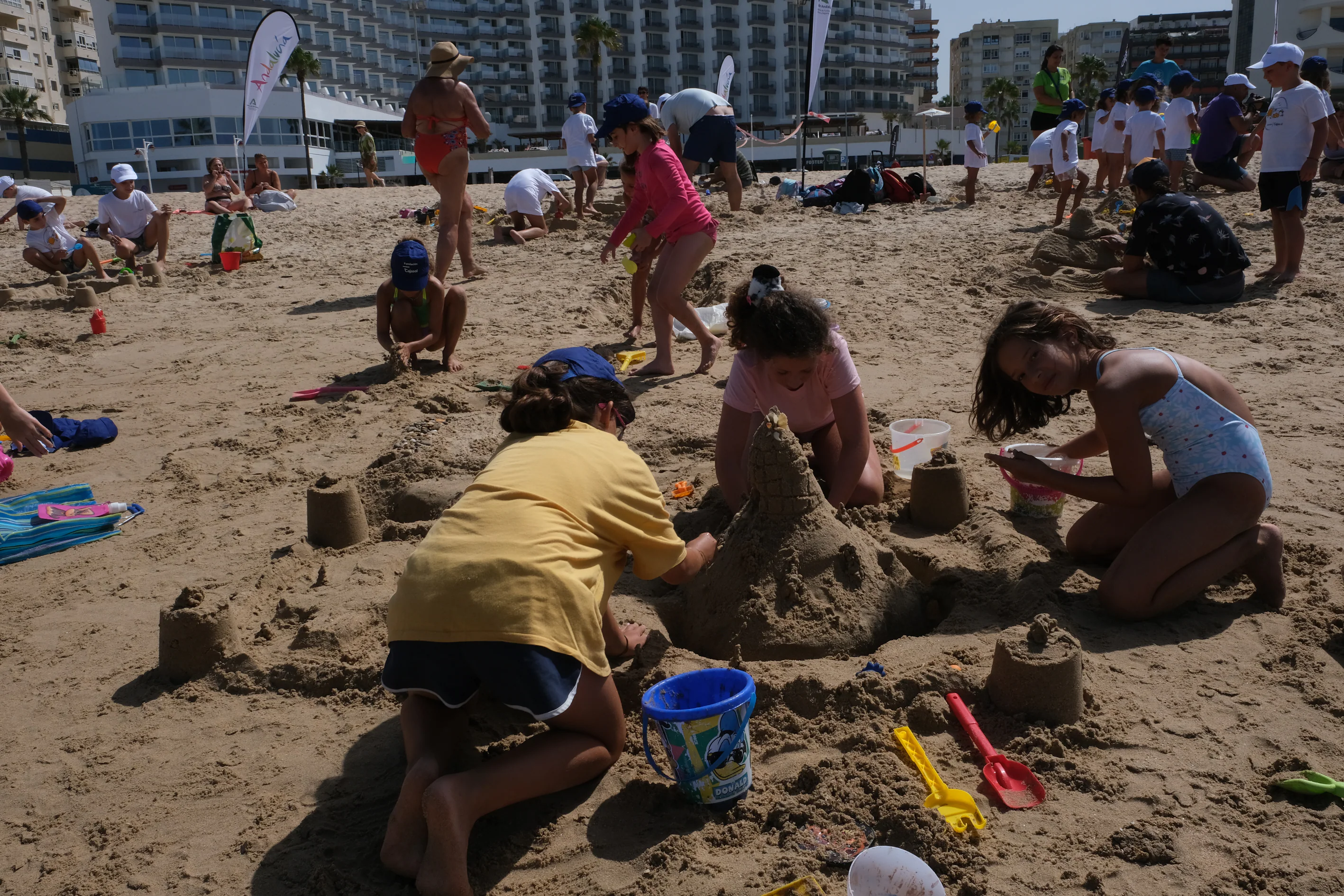 Fotos: La Playa de la Victoria acoge un concurso de castillos de arena