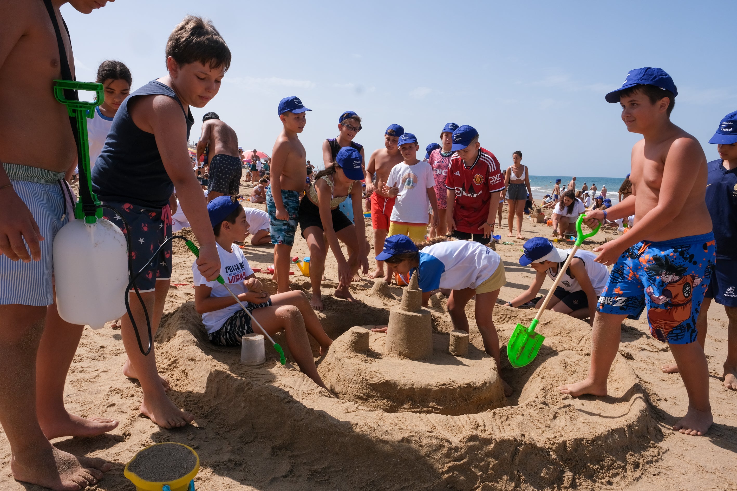 Fotos: La Playa de la Victoria acoge un concurso de castillos de arena