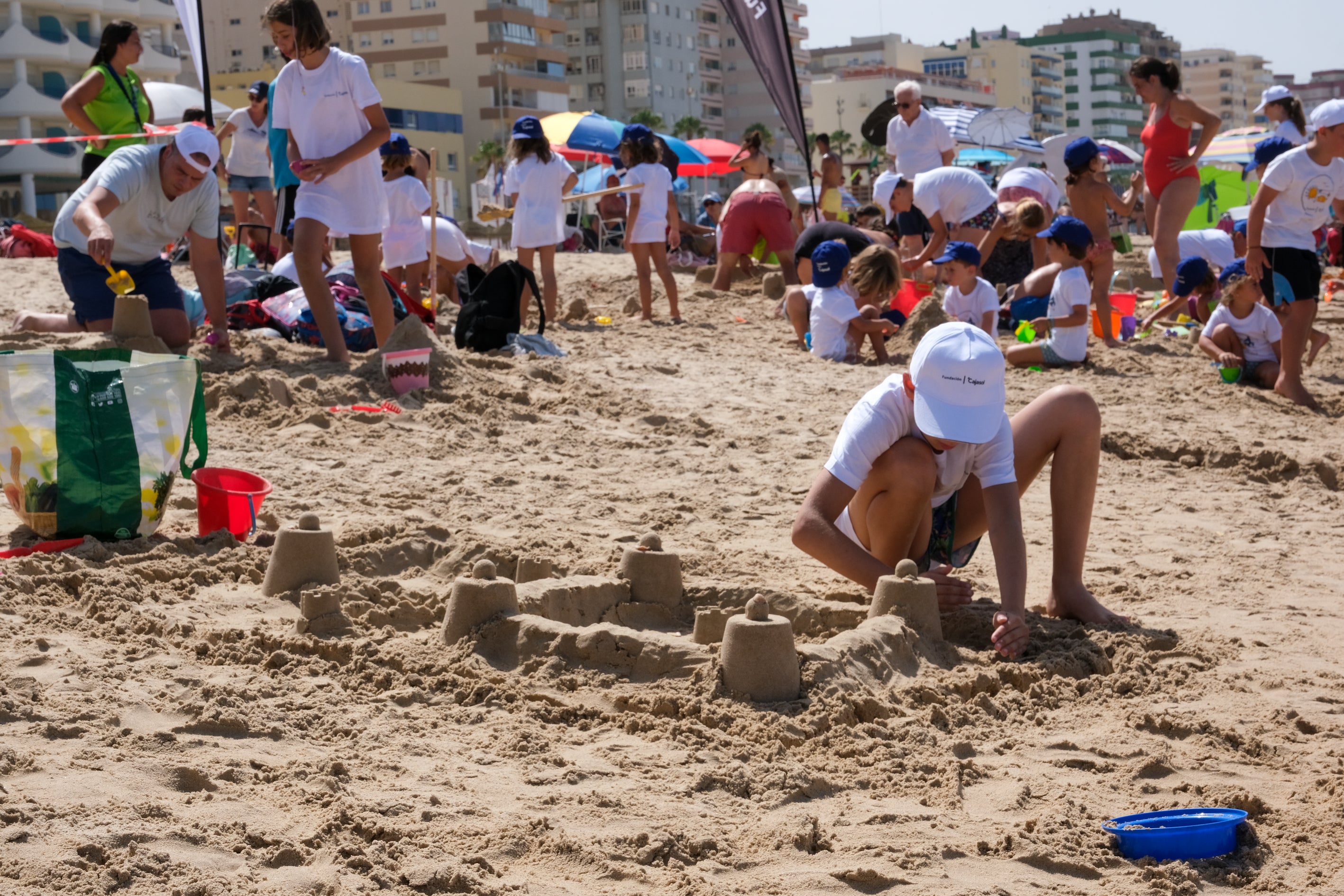 Fotos: La Playa de la Victoria acoge un concurso de castillos de arena