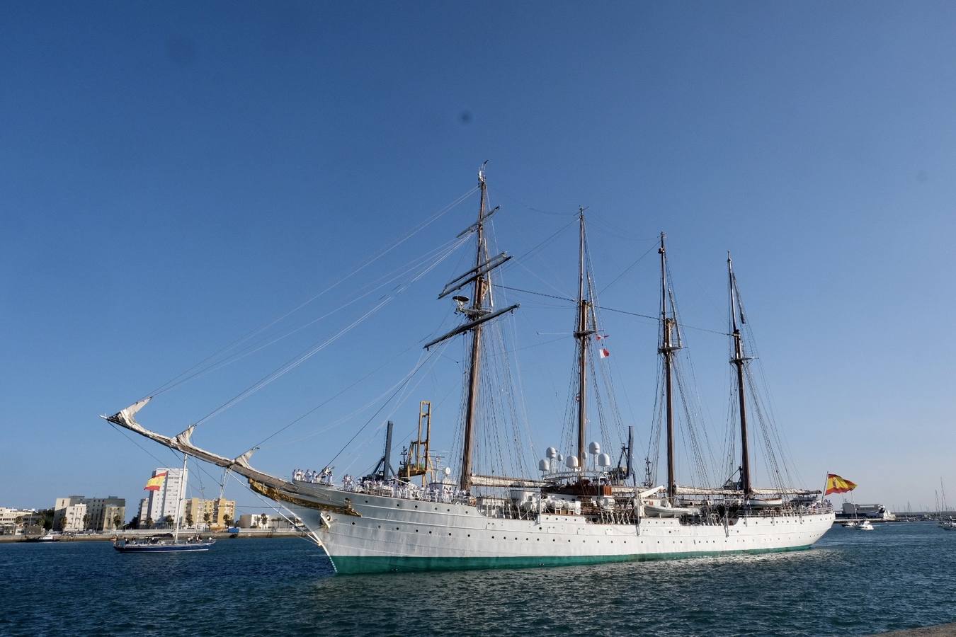 Fotos: Emotiva llegada del Juan Sebastián Elcano a Cádiz