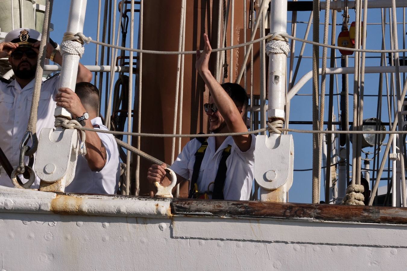 Fotos: Emotiva llegada del Juan Sebastián Elcano a Cádiz