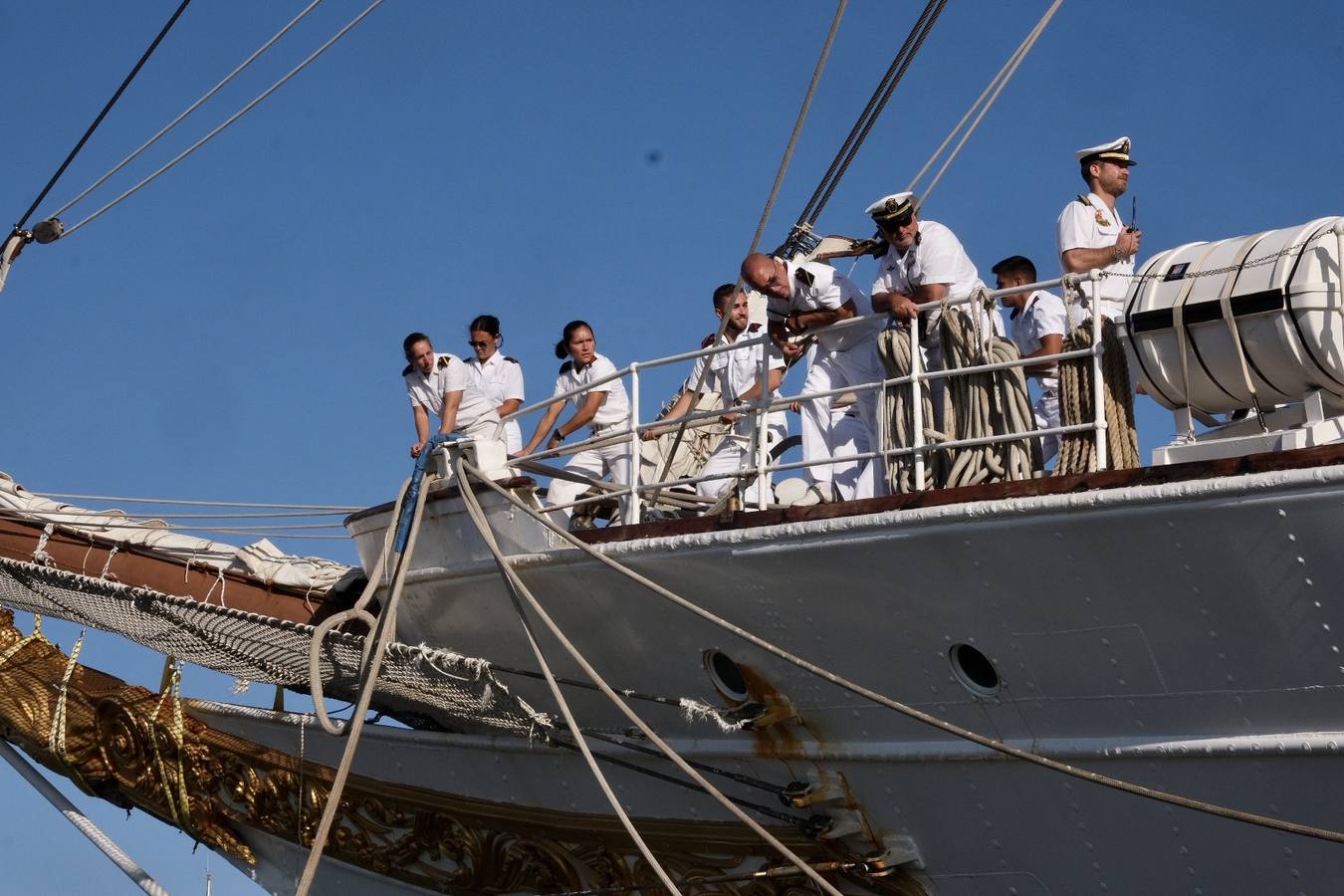 Fotos: Emotiva llegada del Juan Sebastián Elcano a Cádiz