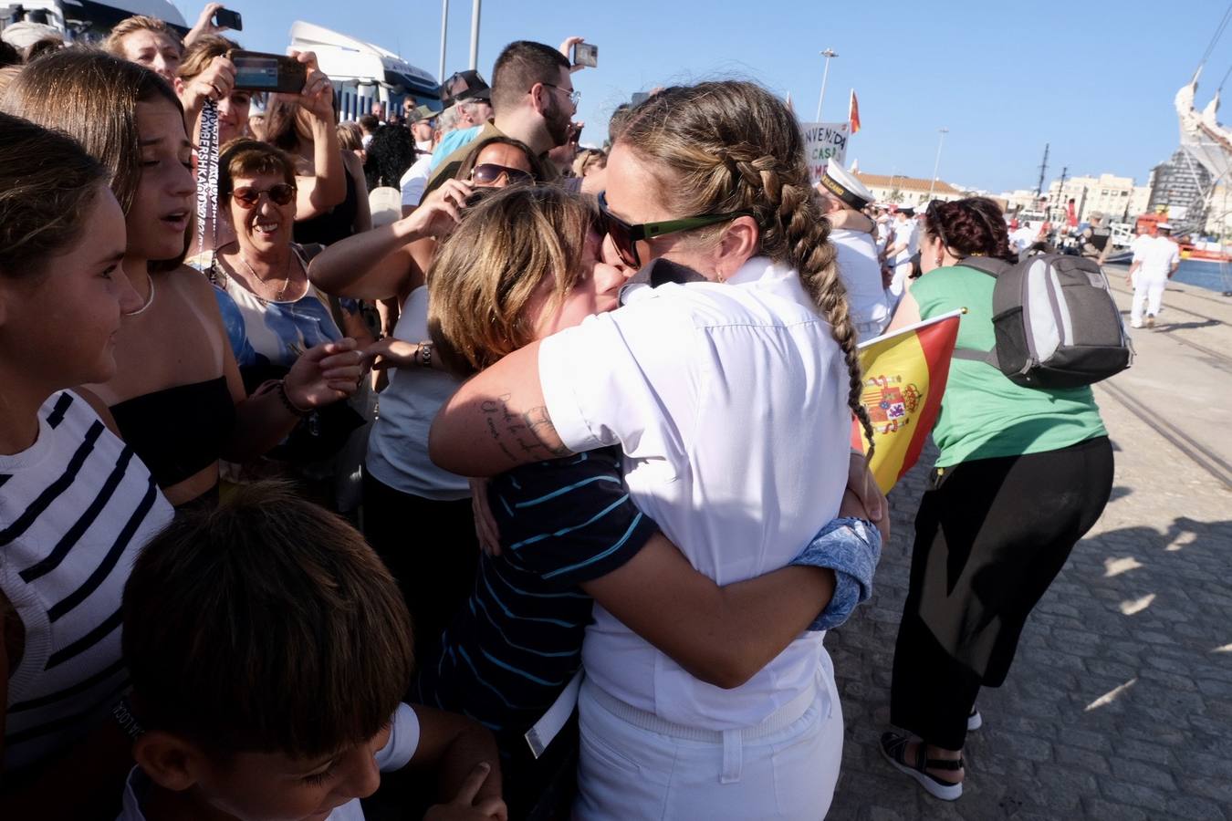 Fotos: Emotiva llegada del Juan Sebastián Elcano a Cádiz