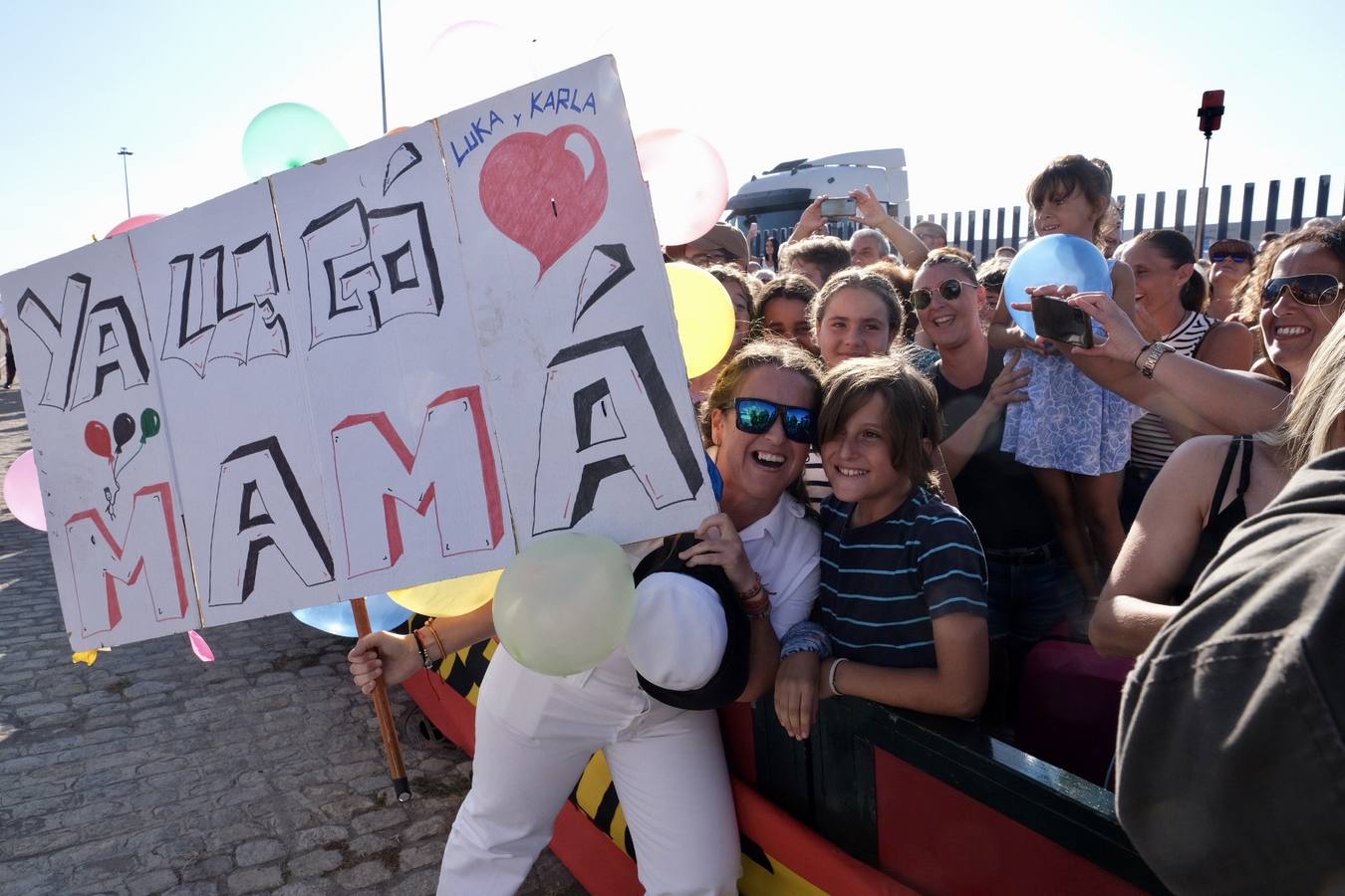 Fotos: Emotiva llegada del Juan Sebastián Elcano a Cádiz