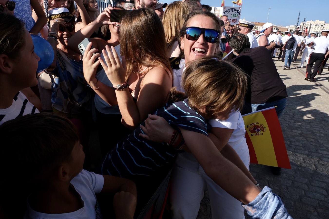 Fotos: Emotiva llegada del Juan Sebastián Elcano a Cádiz