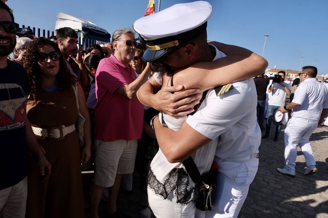 Fotos: Emotiva llegada del Juan Sebastián Elcano a Cádiz