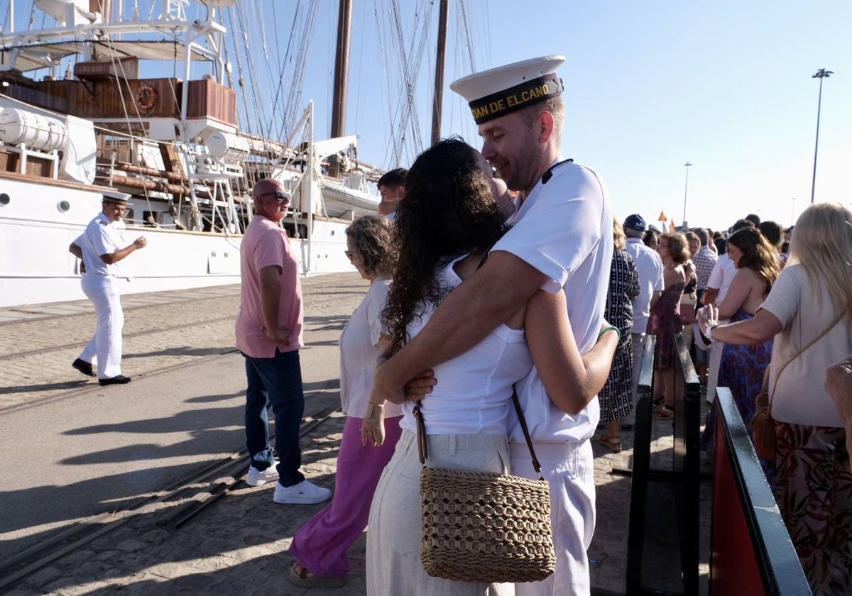 Fotos: Emotiva llegada del Juan Sebastián Elcano a Cádiz