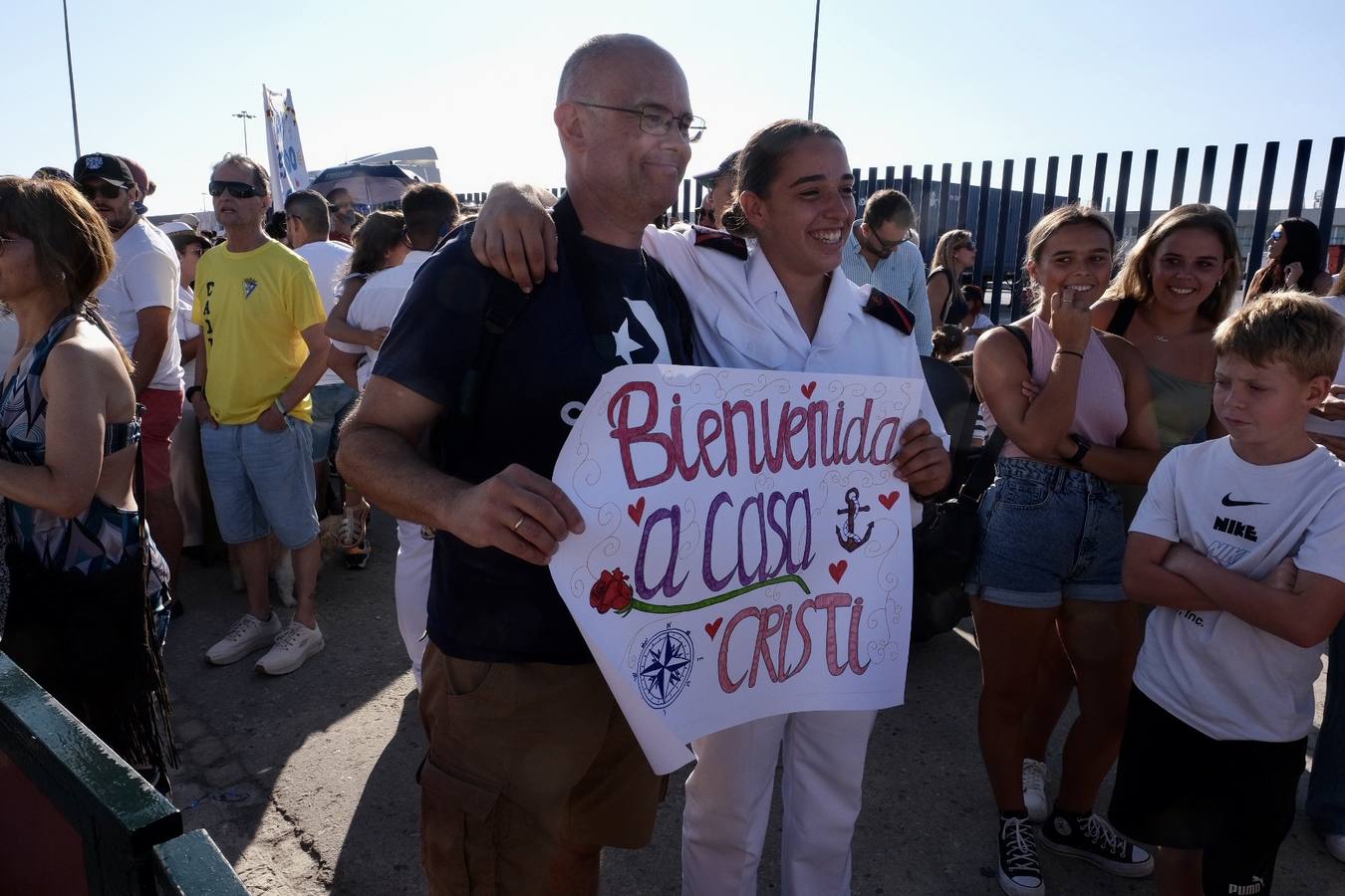 Fotos: Emotiva llegada del Juan Sebastián Elcano a Cádiz