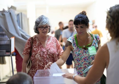 Imagen secundaria 1 - Los candidatos del PP, de Adelante Andalucía y Sumar, ejerciendo su derecho al voto.