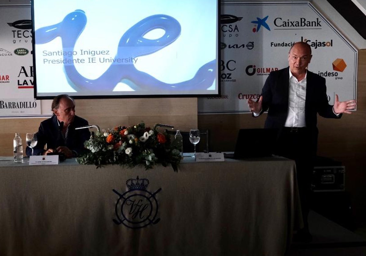 Un momento de la conferencia de Santiago Íñiguez de Onzoño