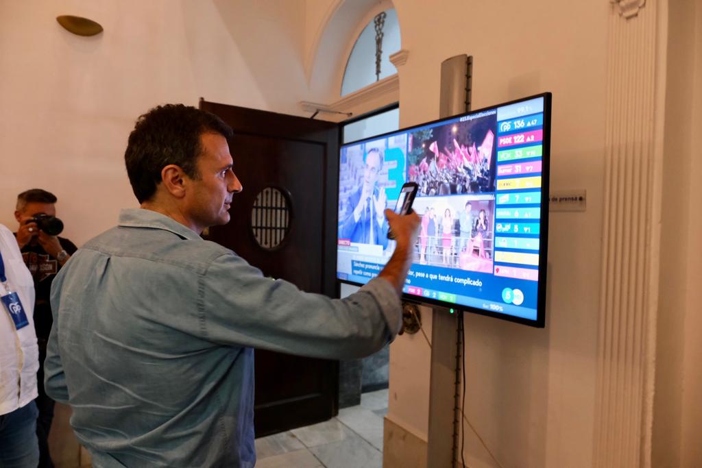 Fotos: Ambiente en la sede del PP en Cádiz