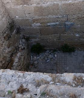 Imagen secundaria 2 - Urbanismo toma medidas de emergencia para impedir la entrada ilegal y el vandalismo en los restos arqueológicos de Entrecatedrales